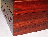 Padauk mans valet box detail 1